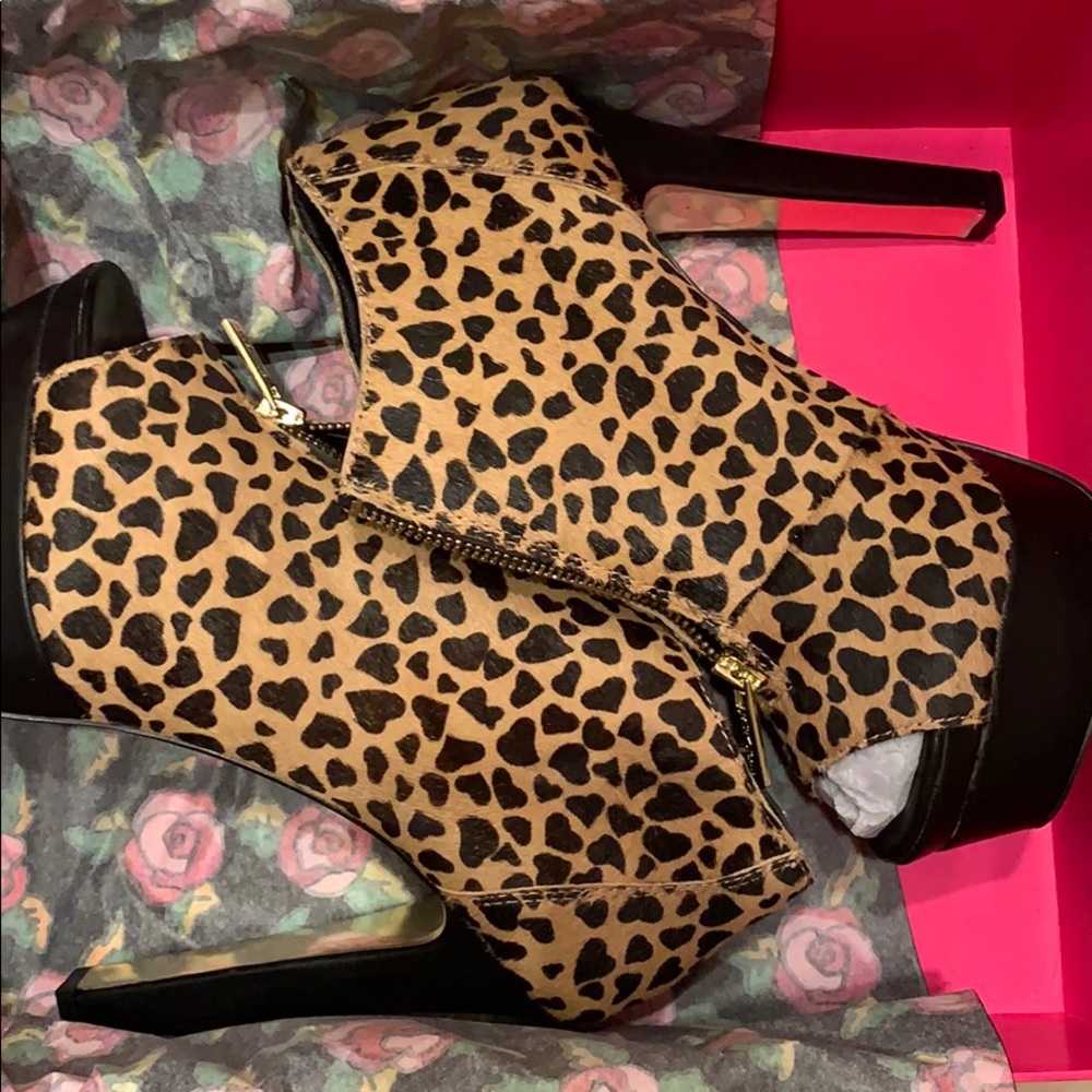 Betsey Johnson leopard heels size 9 BRAND NEW
